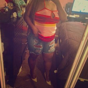 Cute halter top w/ bold colors 🍑🍑🍑